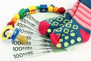 Foto: Geldscheine und Baby-Socken