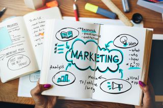 Foto: Notizbuch mit Marketingplanung darin