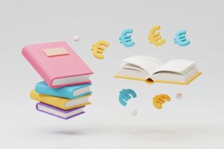 Foto: Stapel bunter Bücher und ein offenes Buch mit Euro-Symbolen, die auf einem weißen Hintergrund schweben
