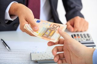 Foto: Geschäftsmann erhält Geld